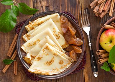 Thin pancakes with fruits