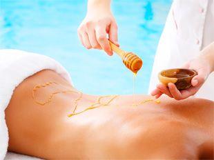 On the back of the girl apply honey to wrap