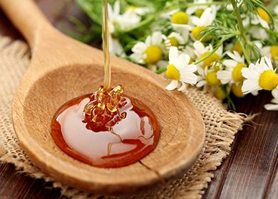 Liquid honey in a spoon