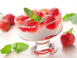 Sour cream jelly with strawberries