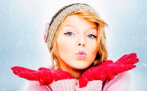 Girl in the winter builds a sponge