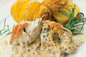 Rabbit in sour cream with potato chips