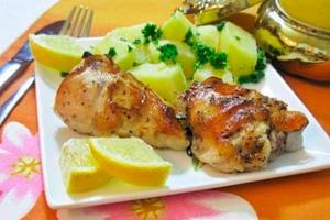 Tender chicken in a marinade of honey and lemon with potatoes