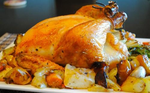 Chicken with apples and vegetables