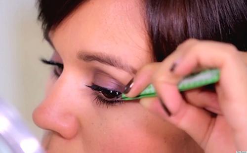 Girl straightens eyelashes
