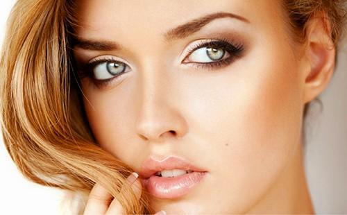 Permanent lipstick makes lips look like petals