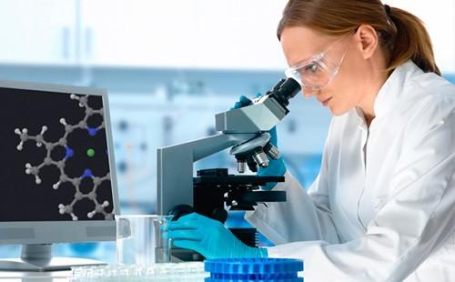 Female doctor examines DNA in a laboratory.
