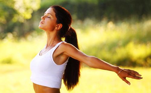 Brunette is gaining a full chest of life-giving oxygen fields