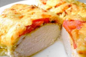 Chicken with tomatoes under a cheese crust