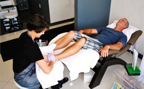 Master gives man a spa pedicure