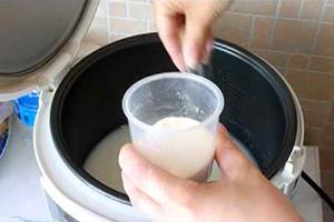 It is very important to observe proportions when cooking porridge in a slow cooker