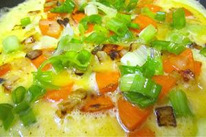 Omelet with tomatoes and green onions