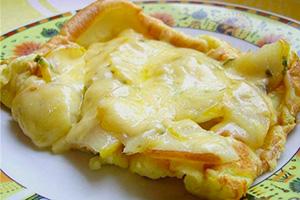 Sweet omelet with pear and pineapple