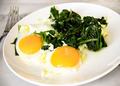 Fried eggs with spinach