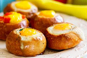 Scrambled eggs in a bun