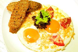 Fried eggs with tomatoes and cheese