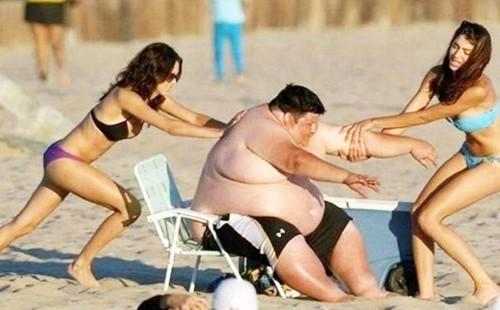 Fat girls are pulled into the water by two girls