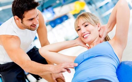 The trainer teaches how to pump the press correctly girl