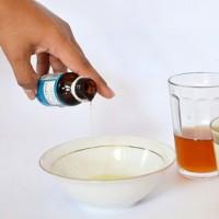 Add a few drops of glycerin to a white bowl.