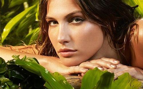 Fantastic beautiful girl rests her chin on her hand