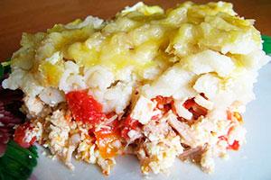 Pasta casserole with chicken, tomatoes and herbs