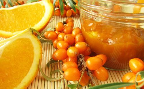 Sea buckthorn berries and sliced lemon