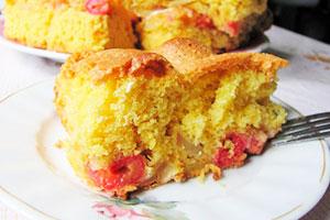 Charlotte with strawberries and apples