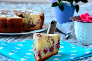 Charlotte with raspberries in a slow cooker