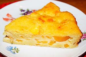 Charlotte with peaches in a slow cooker