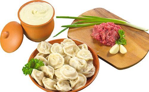 Dumplings, minced meat, sour cream