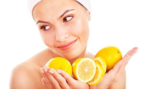 Girl prepared lemons full hands