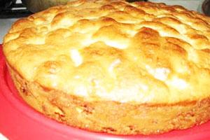 Charlotte in the oven in sour cream