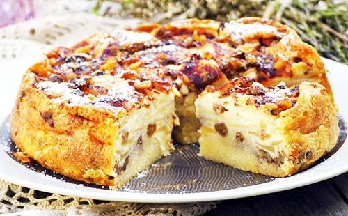 Charlotte with apples and raisins