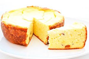 Charlotte with cottage cheese in a slow cooker