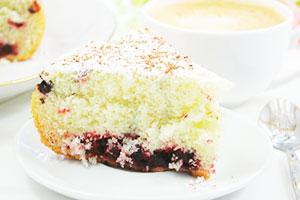 Charlotte with berries in a slow cooker