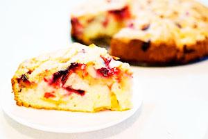 Charlotte with plums and apples