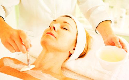 Mask for the neckline