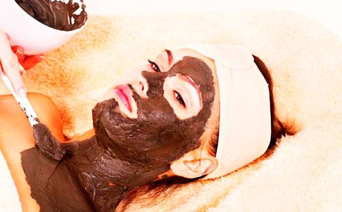 Mummy in a face mask