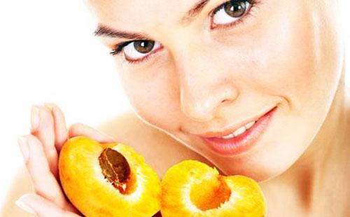 Girl and halves of peaches