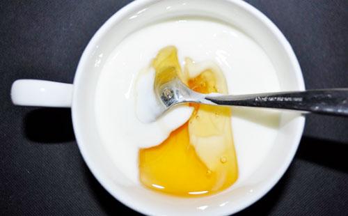 Kefir face mask with honey