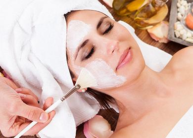 A mask is applied to the girl in the salon