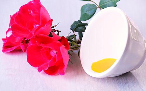 Rosehip oil in a cup
