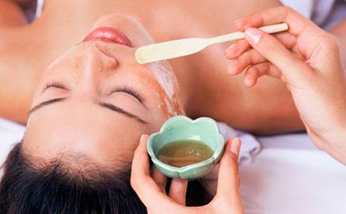 Applying a mask with olive oil