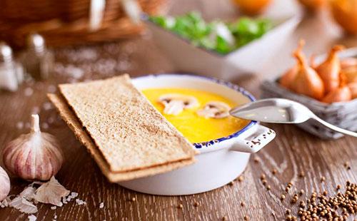 Crispbread with soup