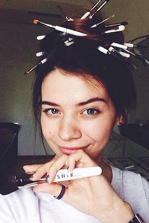 Professional holds tools in his hair