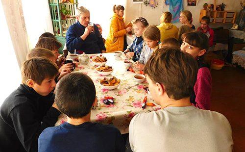 Friendly tea drinking at a common table