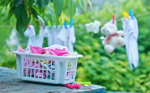 Baby clothes are drying on a rope