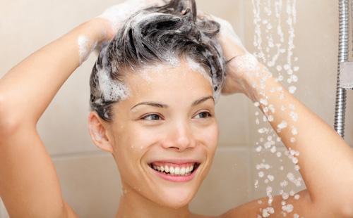 The girl washes her head