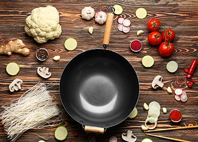 Empty pan with food scattered around