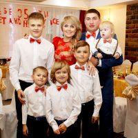 Family wishes mom a happy holiday